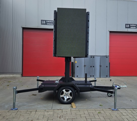 Camion publicitaire mobile avec un écran LED allumé en intérieur, prêt pour des campagnes de communication innovantes et modulables